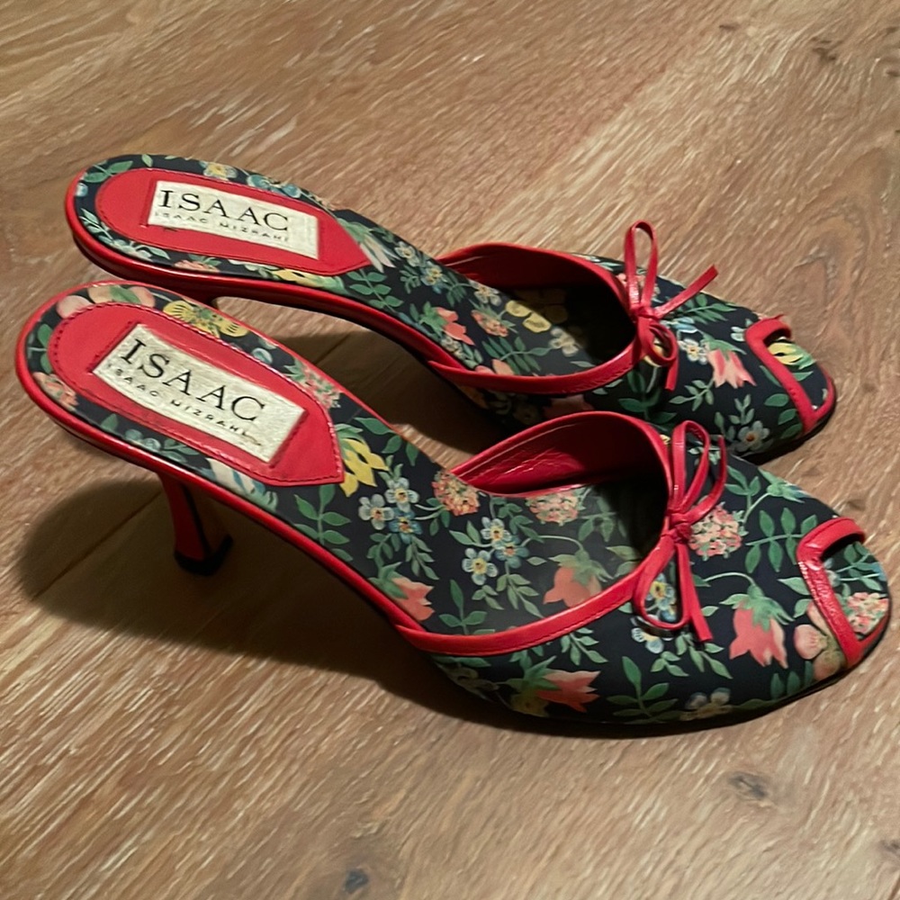 Gorgeous vintage Isaac Mizrahi Slides, material is blue fabric with red leather.